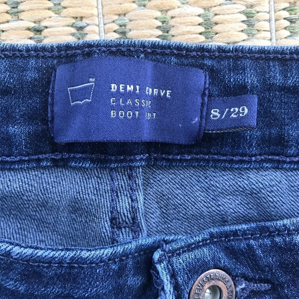 - Levi’s Bootcut Jean with embroidered pockets Size 8/29 - Picture 5 of 9